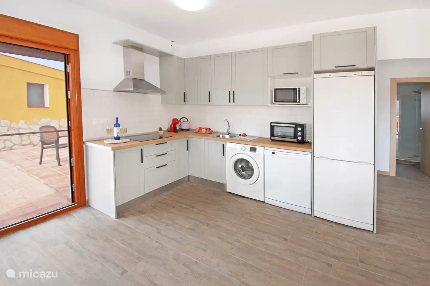 Die offene Küche bietet alles, was Sie zum Kochen in geselliger Runde benötigen.