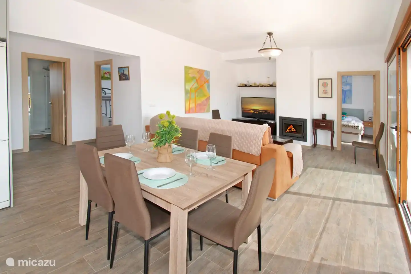 Durch den Flur und das Wohnzimmer haben Sie Zugang zu allen Schlafzimmern, von denen eines über ein eigenes Bad verfügt, sowie zum Gemeinschaftsbad. 