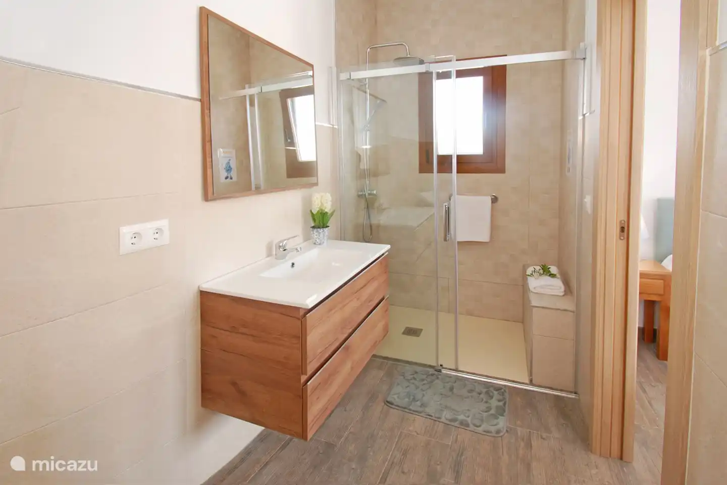 Das En-Suite-Badezimmer mit einer sehr geräumigen ebenerdigen Dusche.