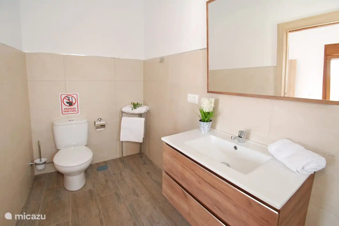 Treten Sie strahlend und fröhlich in einen neuen, wunderschönen Urlaubstag.