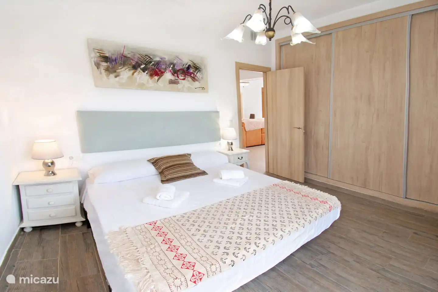 Jedes Schlafzimmer verfügt über große Einbauschränke, also... packen Sie einfach ein.