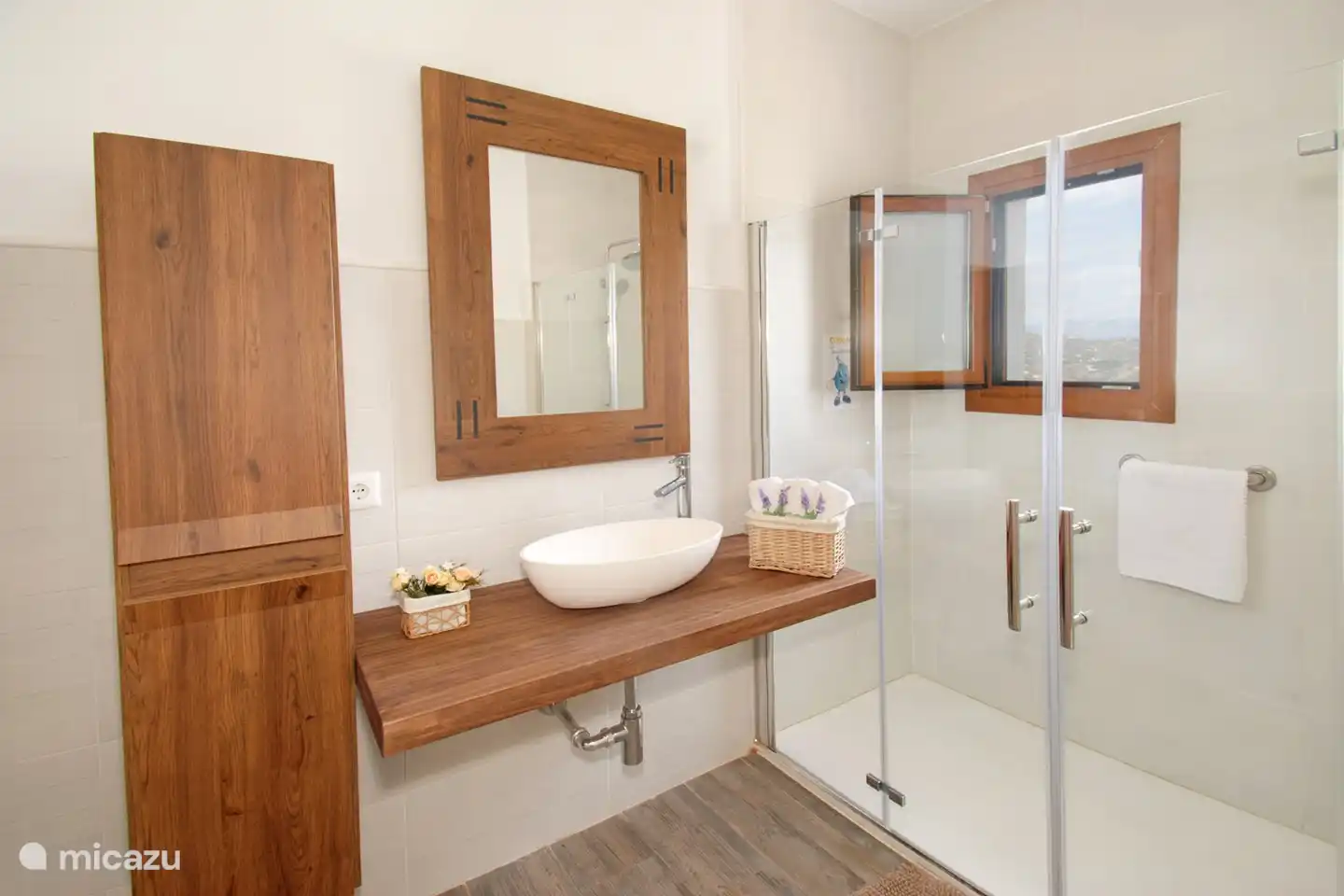 Dies ist das zweite Badezimmer, ebenfalls mit einer schönen großen begehbaren Dusche, und nicht zu vergessen, es gibt auch eine separate Toilette mit Waschbecken neben dem Pool.