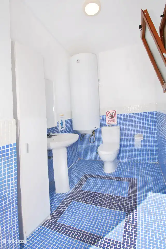 Separate Toilette am Pool.