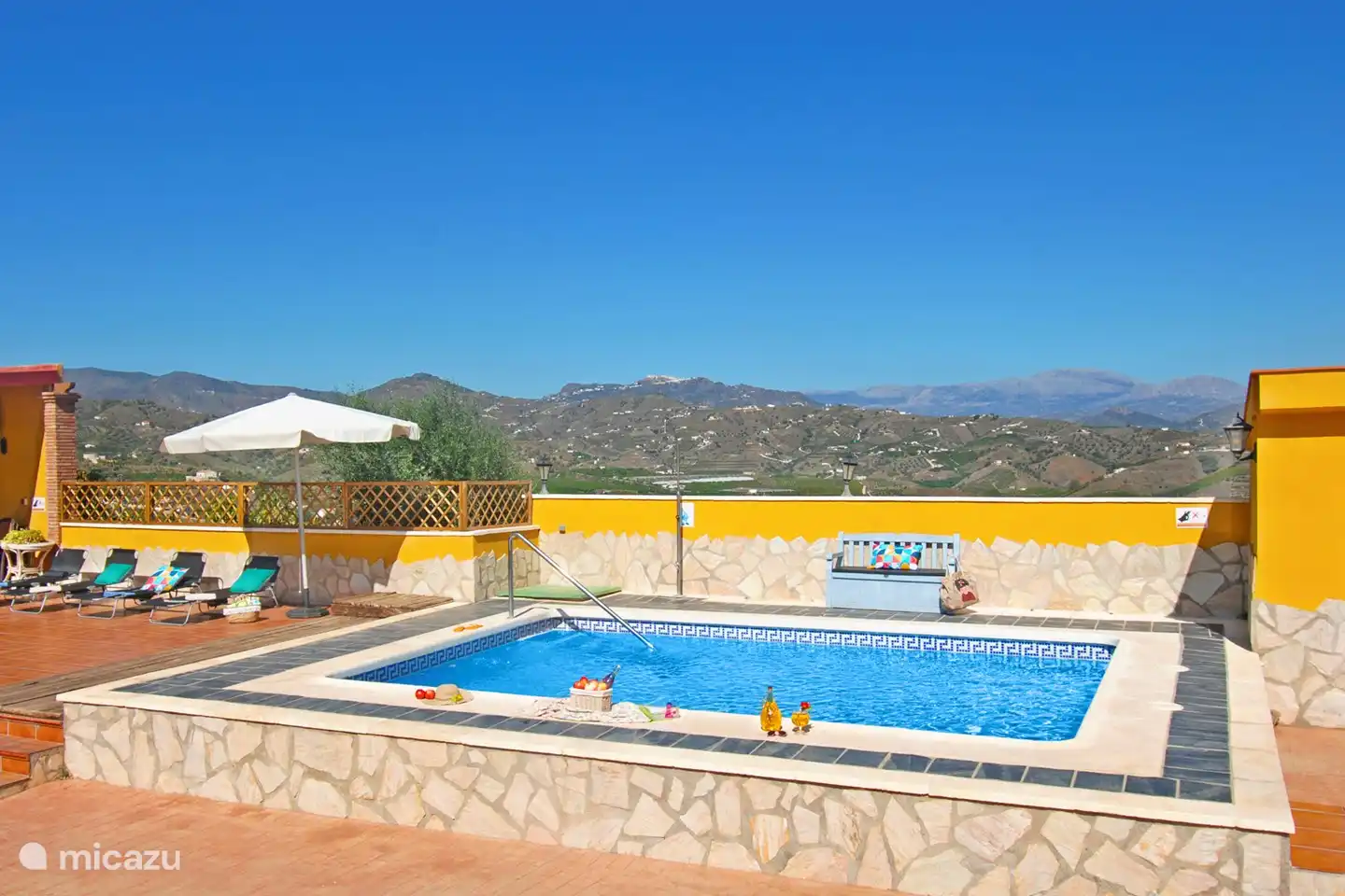 So weit das Auge reicht, sehen Sie Avocado- und Mangoplantagen inmitten der wunderschönen Aussicht auf die Axarquia.