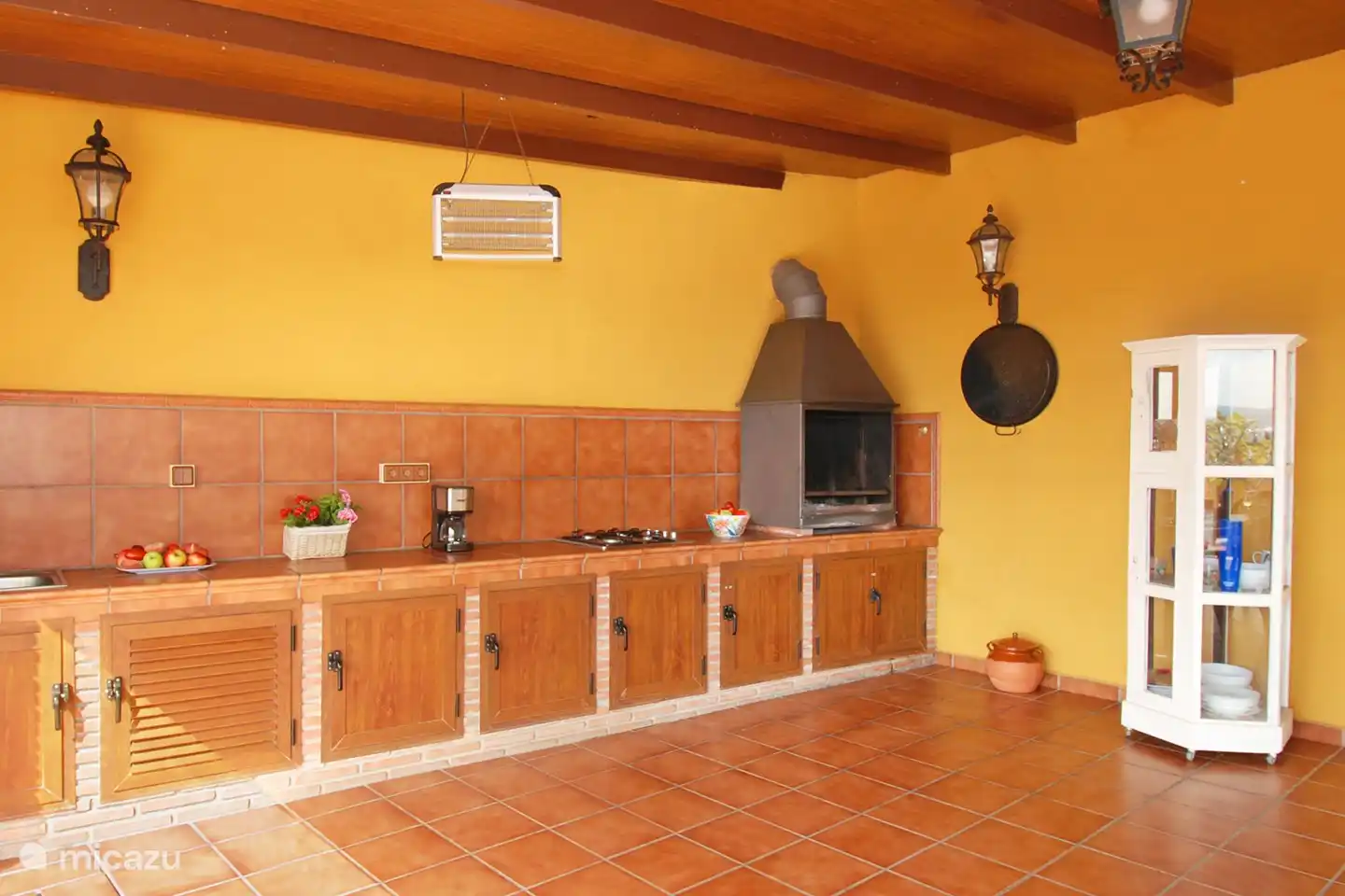 Auf der Terrasse befindet sich eine voll ausgestattete Sommerküche. Herd, Grill, Backofen, Kühlschrank, Gefrierschrank, große Gas-Paella-Pfanne, Spüle und alle möglichen Küchenutensilien machen es auf Wunsch durchaus möglich, draußen zu kochen.