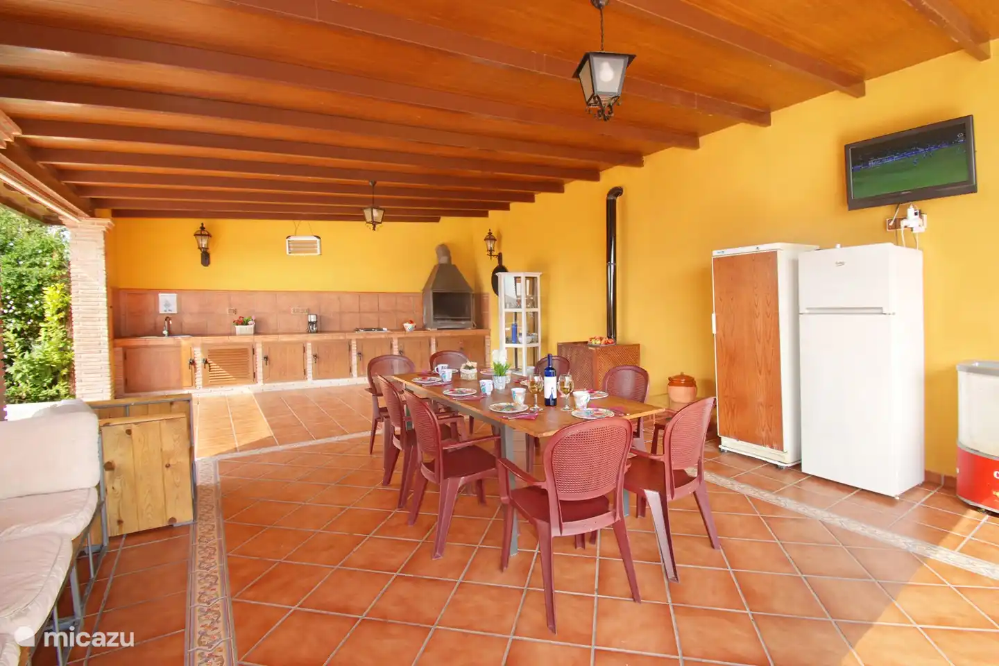 Anschließend können Sie es sich mit dem Holzofen gemütlich machen. Auf der Terrasse gibt es TV und WLAN.