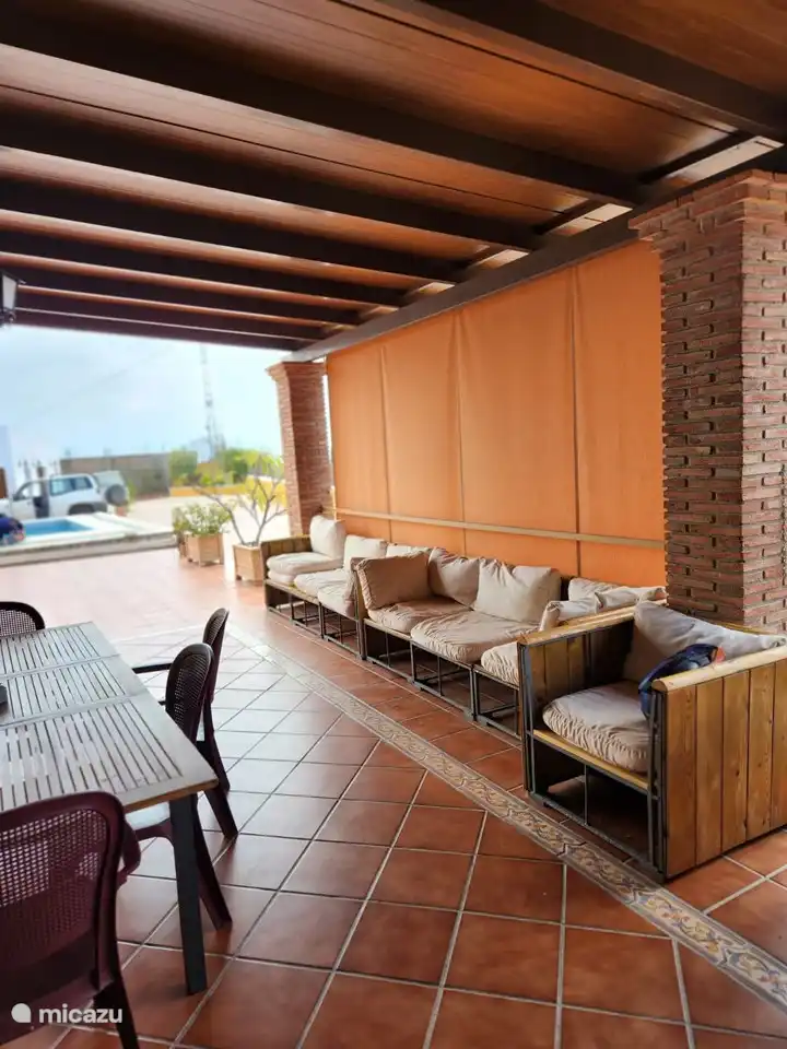 Sie können den Salon ganz nach Ihren Wünschen einrichten, Platz ist ausreichend vorhanden.