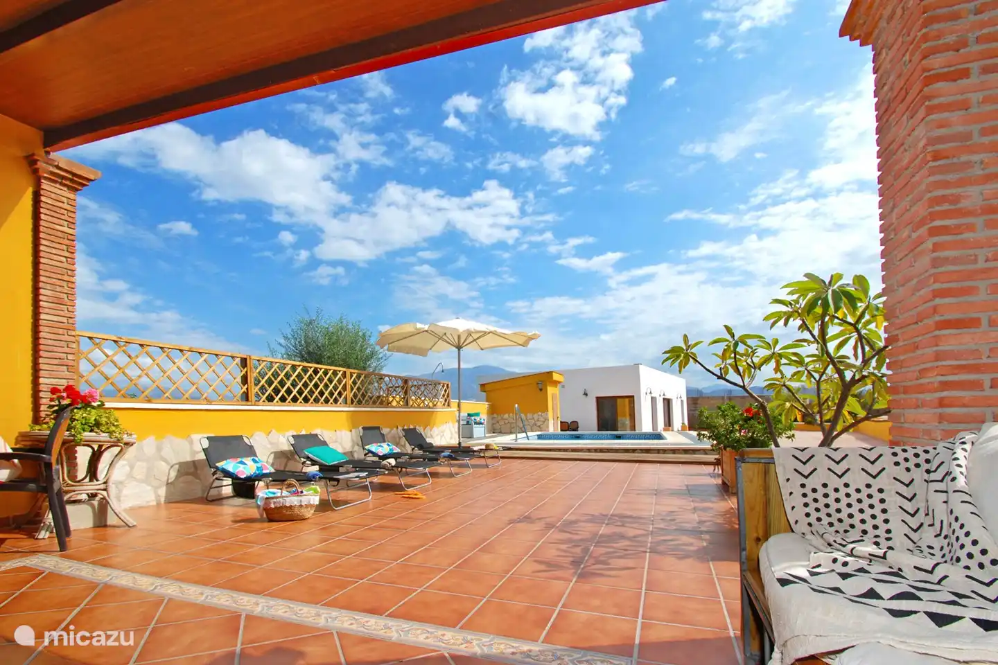 Blick von der Terrasse auf den Pool und die Villa selbst.