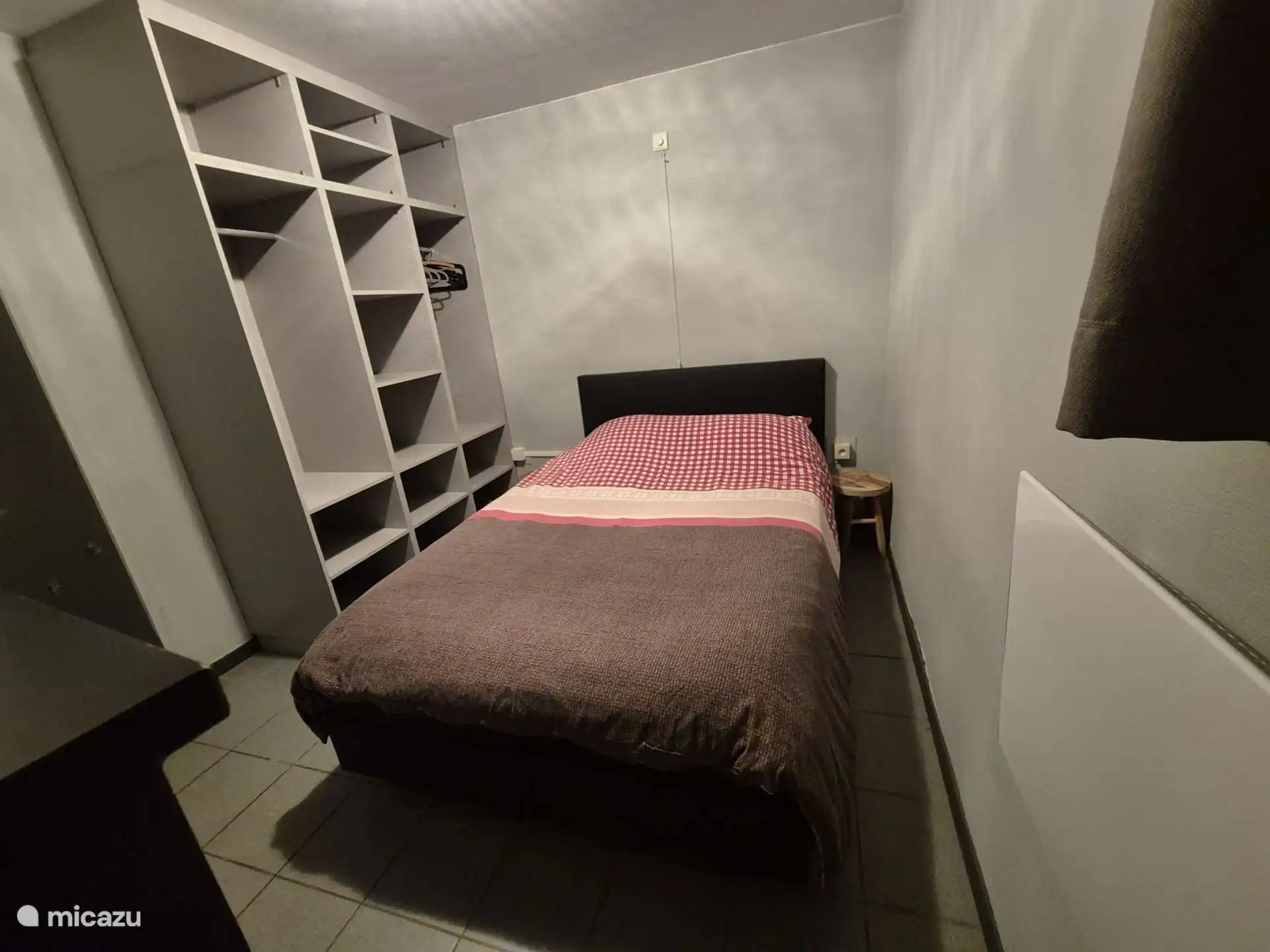 Schlafzimmer 2 mit Doppelbett und ebenfalls mit viel Stauraum