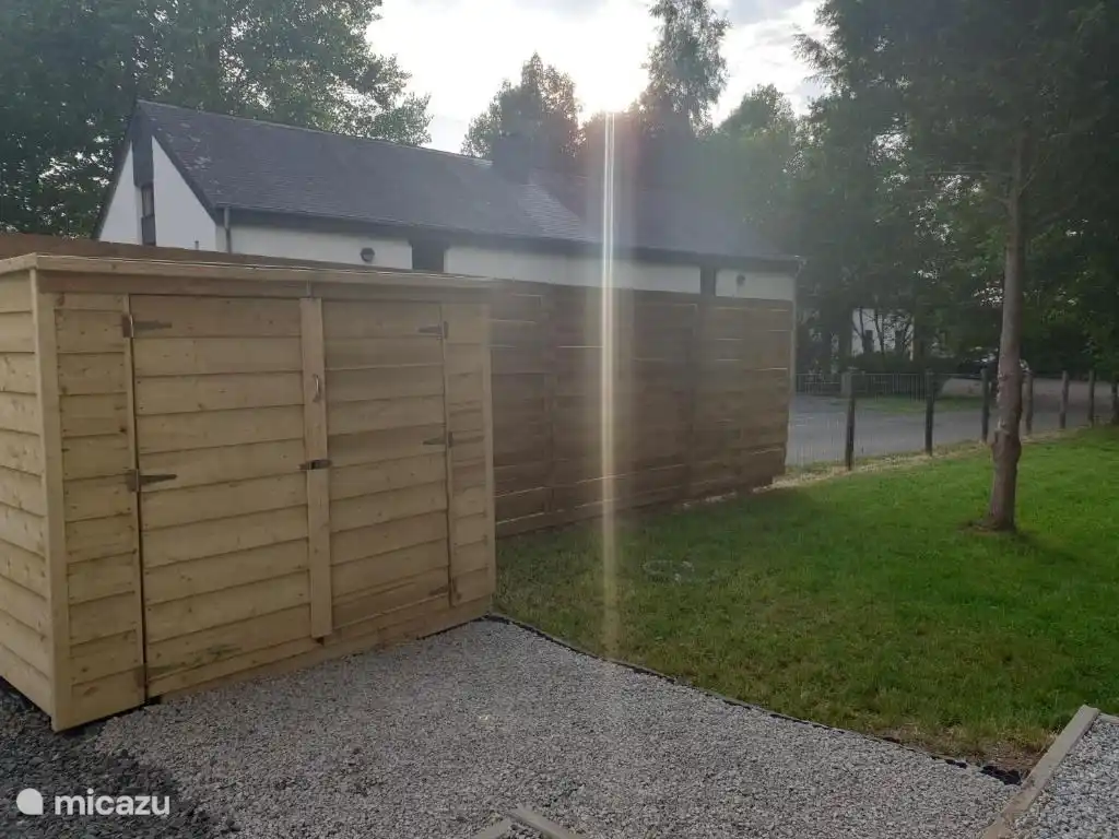 Gartenschuppen, in dem sich Grill und anderes Zubehör befinden