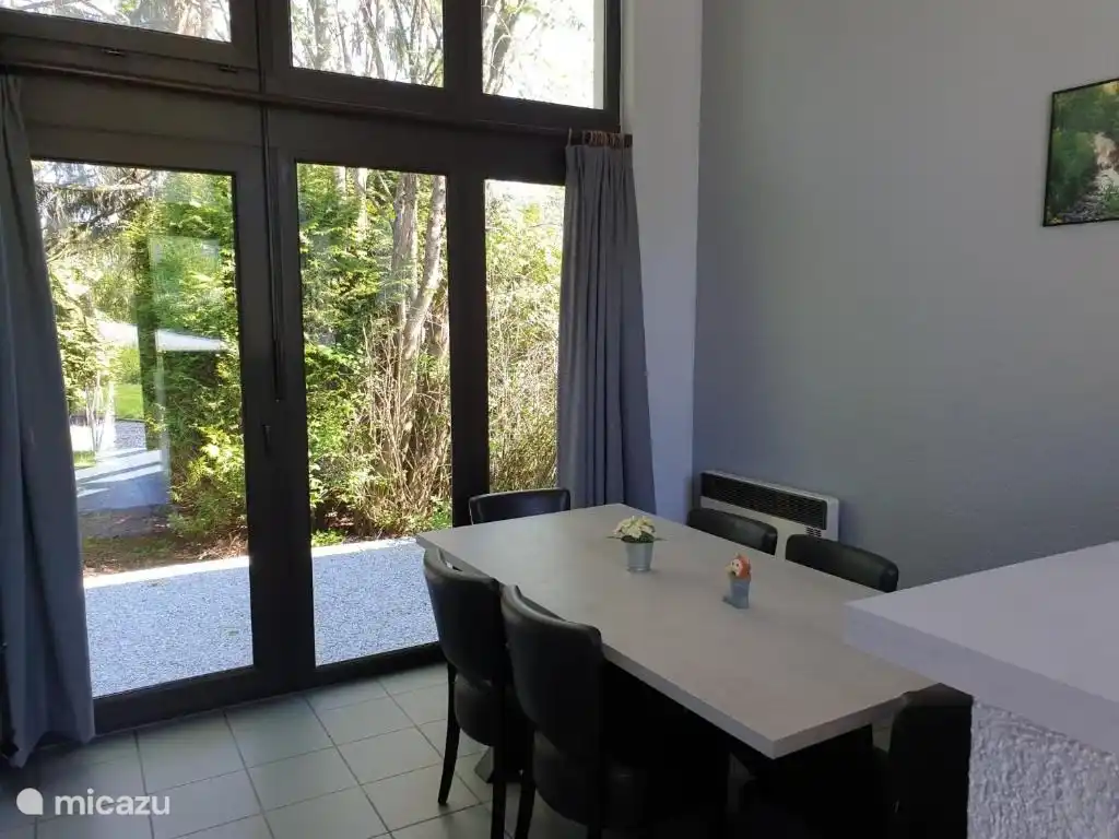 Esstisch unten mit Blick auf unseren schönen Garten