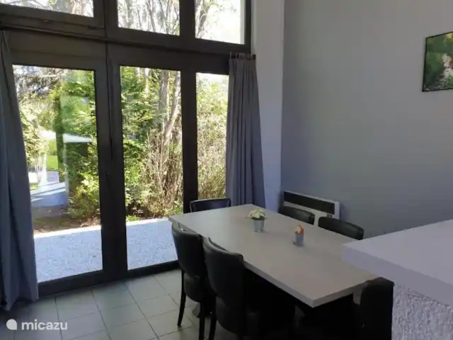 Maison Bonne Humeur Achouffe huren in België, Ardennen, Houffalize - gîte / cottage Eettafel beneden met zicht op onze mooie tuin