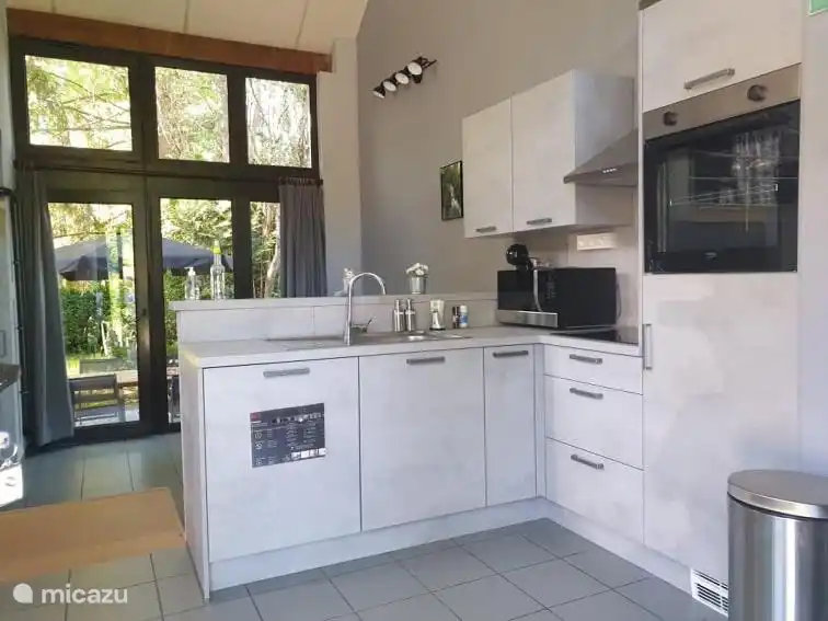 Voll ausgestattetes Küken mit allen notwendigen Kochutensilien und einer Spülmaschine