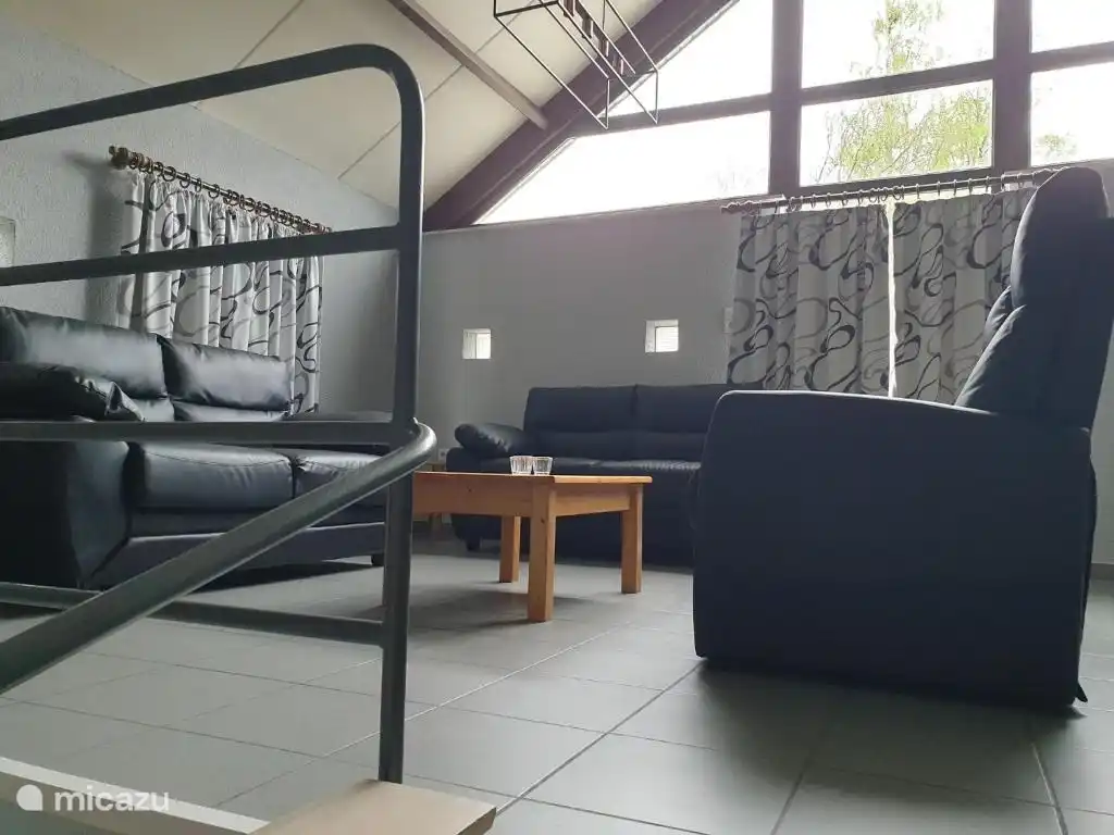 Gemütliche Sitzecke mit 2 Relaxsesseln