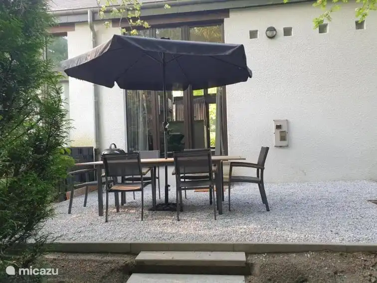 Terrasse auf der Rückseite und Foto vor der Zaunmontage.