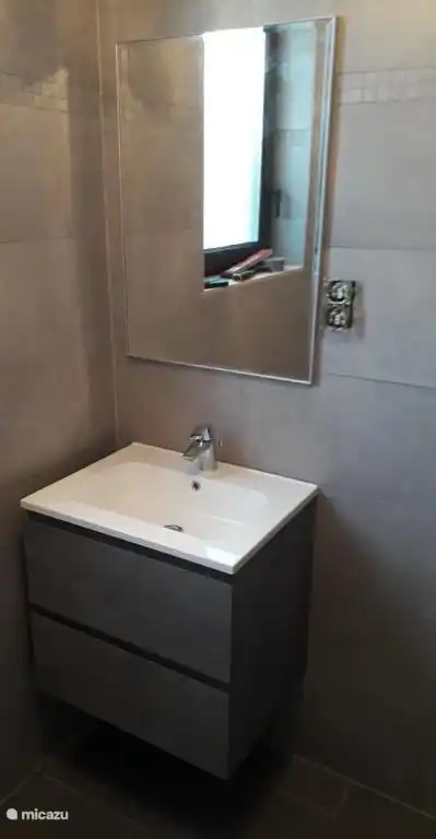 Waschbecken mit Spiegel