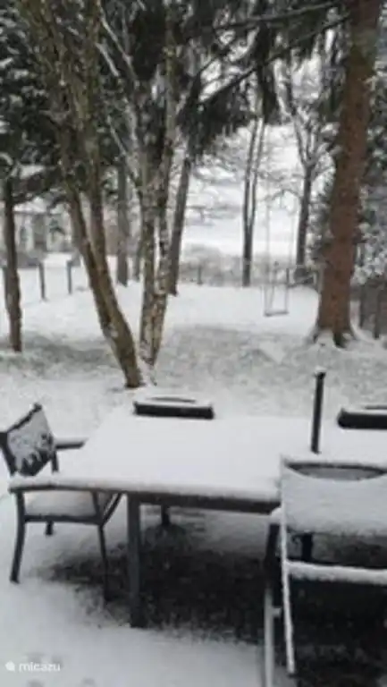 Achouffe im Schnee liegt nur 15 km von Baraque de Fraiture entfernt, wo Sie Skifahren/Langlaufen können