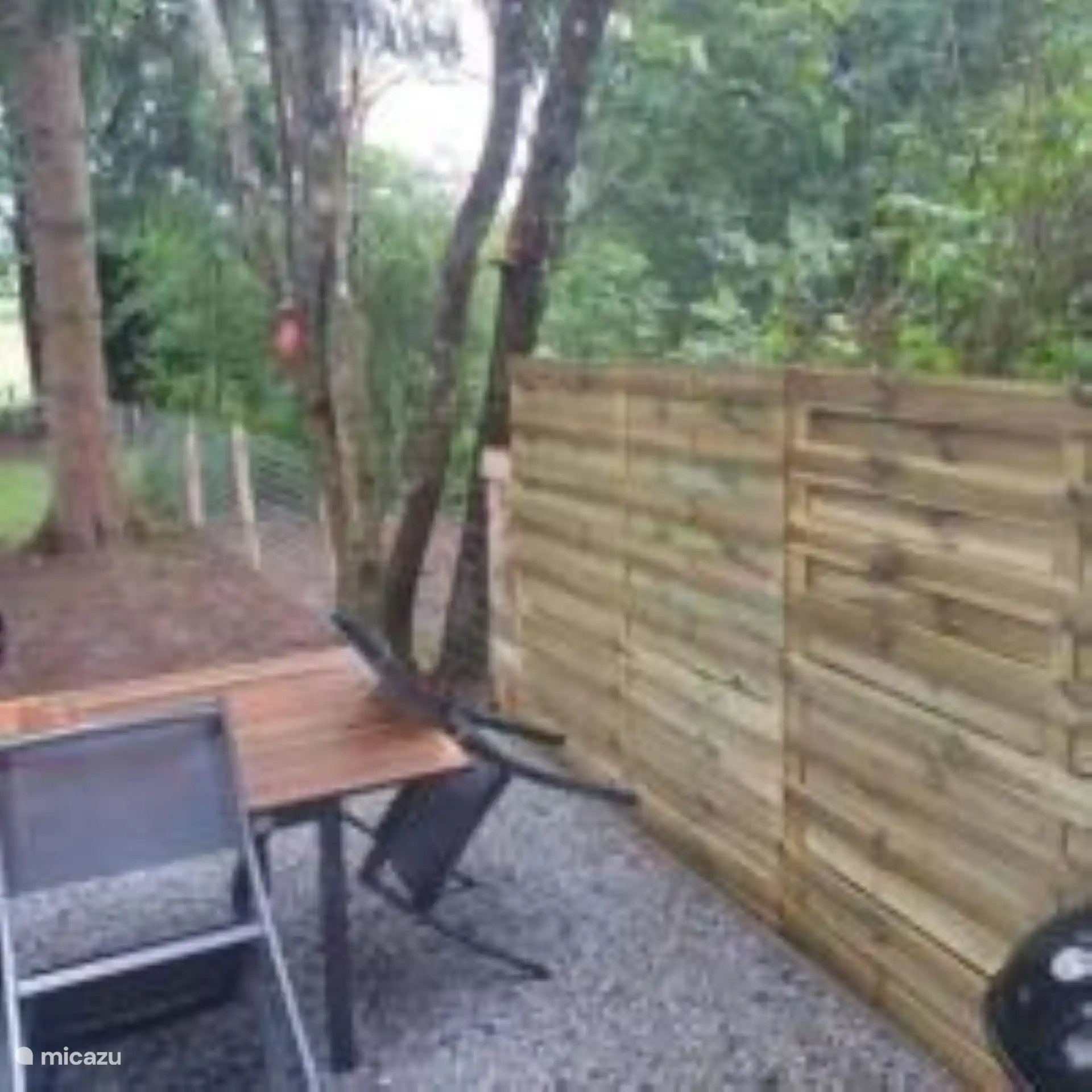 Terrasse auf der Rückseite, diesmal jedoch mit installiertem Zaun.