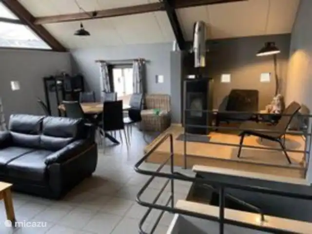 Maison Bonne Humeur Achouffe huren in België, Ardennen, Houffalize - gîte / cottage Salon met zithoek en tafel om gezelschapsspellen te spelen met gezellige pelletkachel