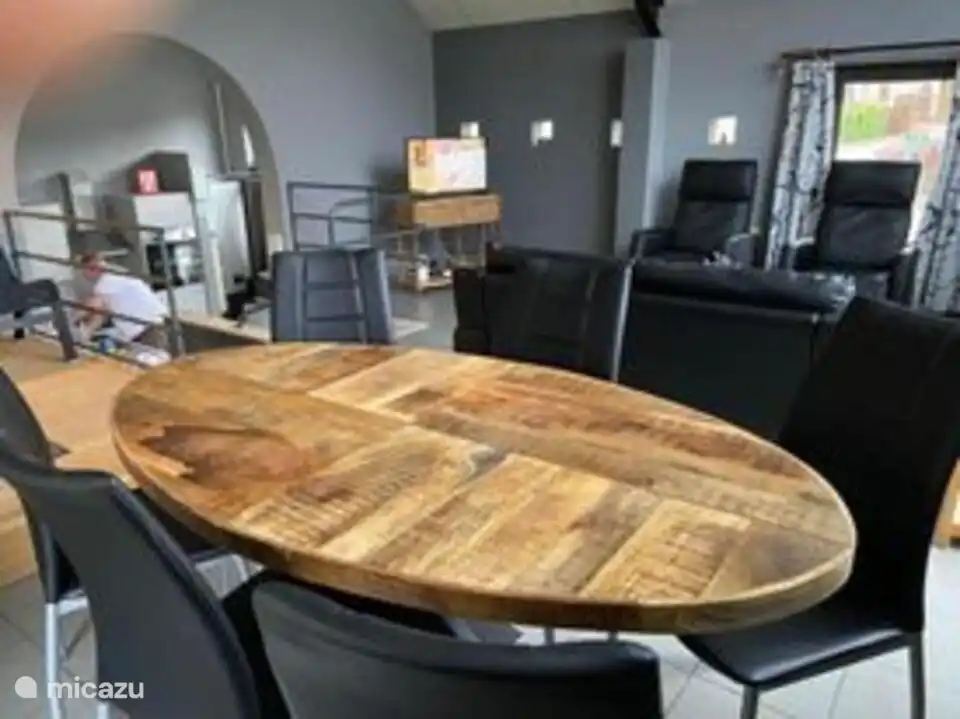 Schöner Tisch zum Spielen von Brettspielen oder zum Frühstücken