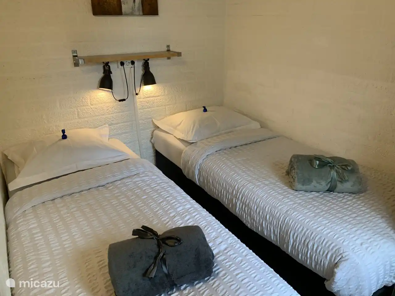 Sleeping room II with towels