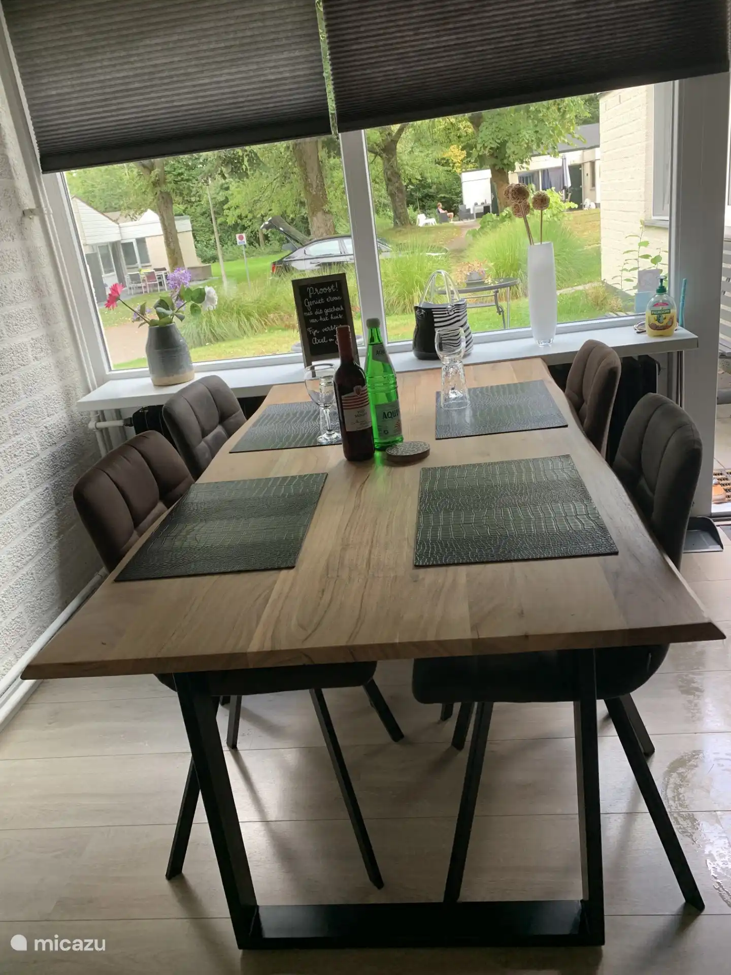 Dining table with a view of the Park