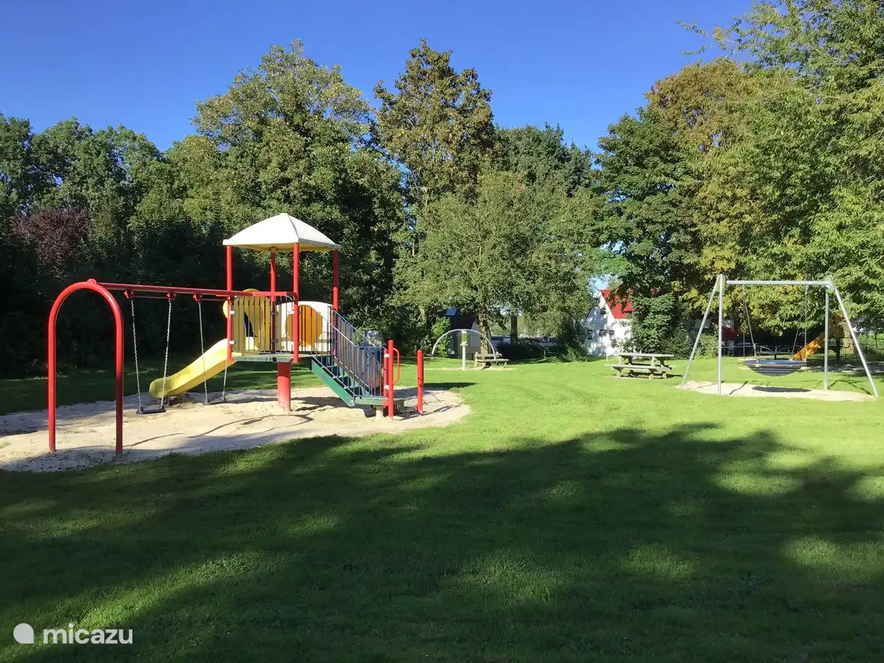 After breakfast, we went to the garden and the children could have fun in the playground at 100 m distance 