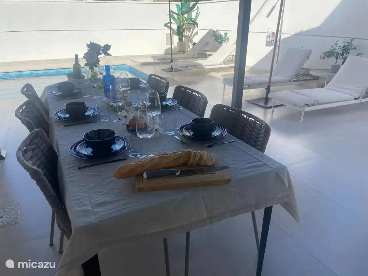 Belle table d’extérieur sous la Pergola 
Table très spacieuse (6 chaises)