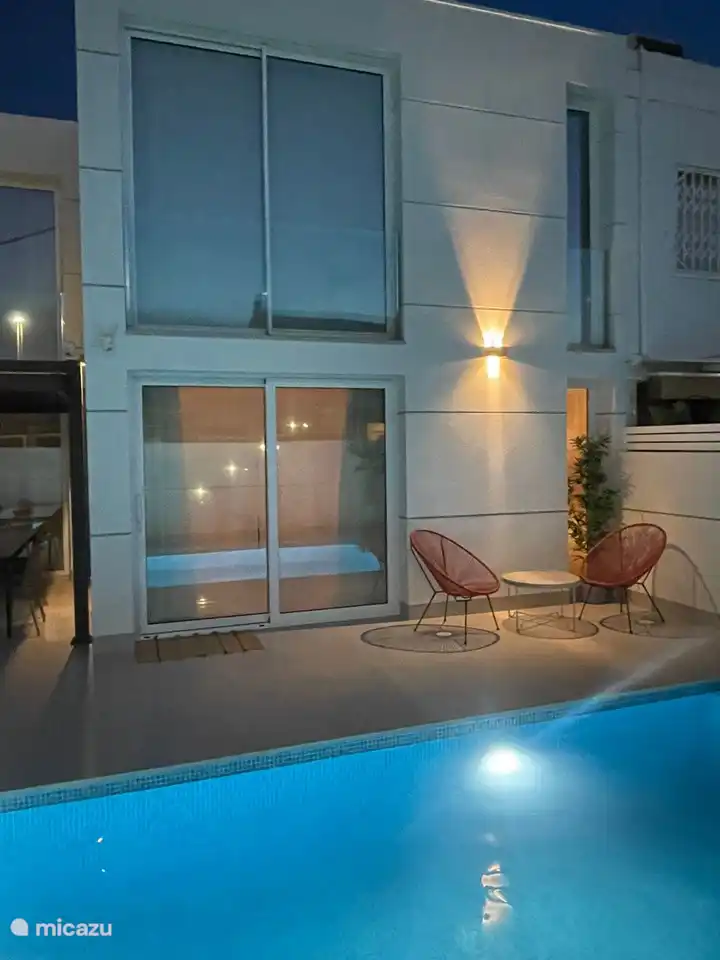 Au rez-de-chaussée il y a 4 grandes portes coulissantes pour accéder au jardin