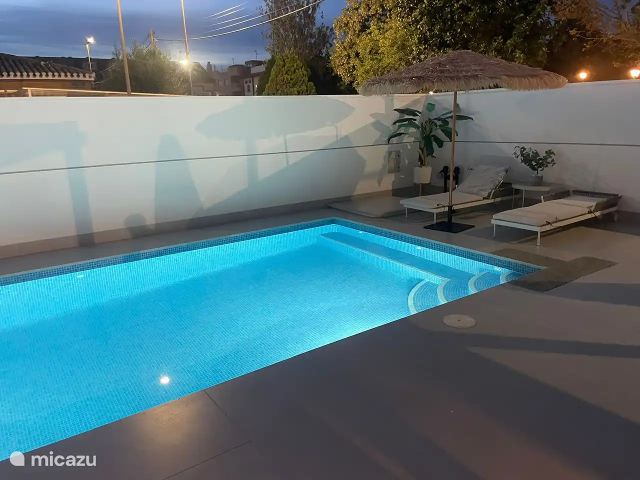 Belle piscine, mesurant +_ 9 x 4, incluant une belle plateforme pour s'asseoir