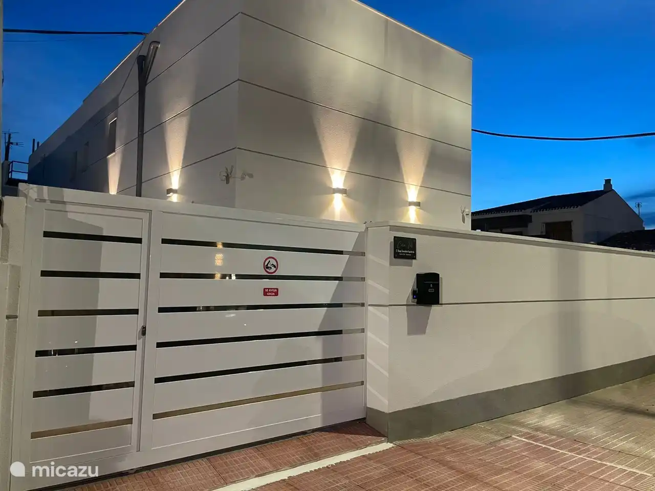 Portail coulissant (électrique) incluant portail piéton séparé.
Derrière, il y a de la place pour 1 grande voiture.