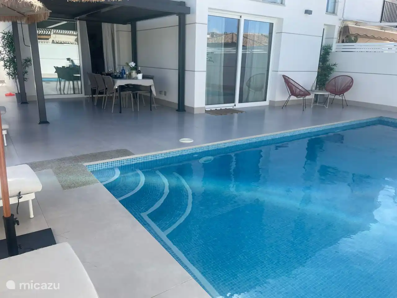 Les carrelages à l'intérieur de la maison se prolongent à l'extérieur