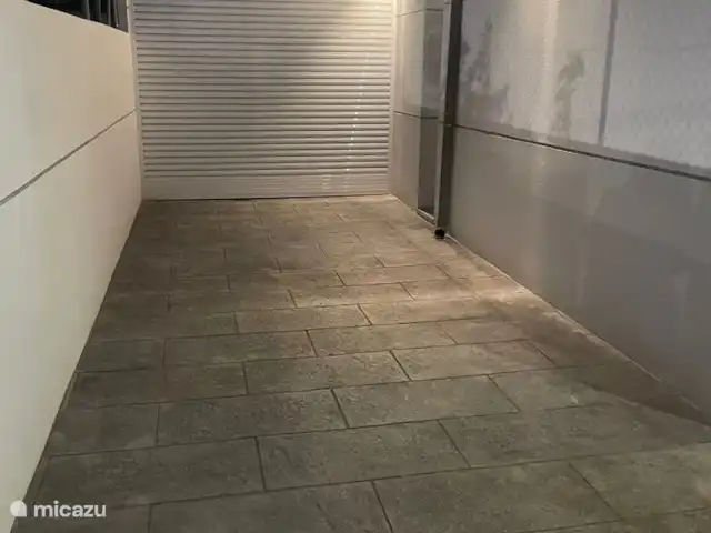 Casa VDK | Espagne, Costa Cálida, Los Alcázares - villa Débarras à l’arrière de la maison (ici se trouvent la machine à laver / sacs de golf / corde à linge, chaises longues 
Le local de stockage peut être ouvert et fermé dans n’importe quelle position souhaitée au moyen du volet roulant électrique