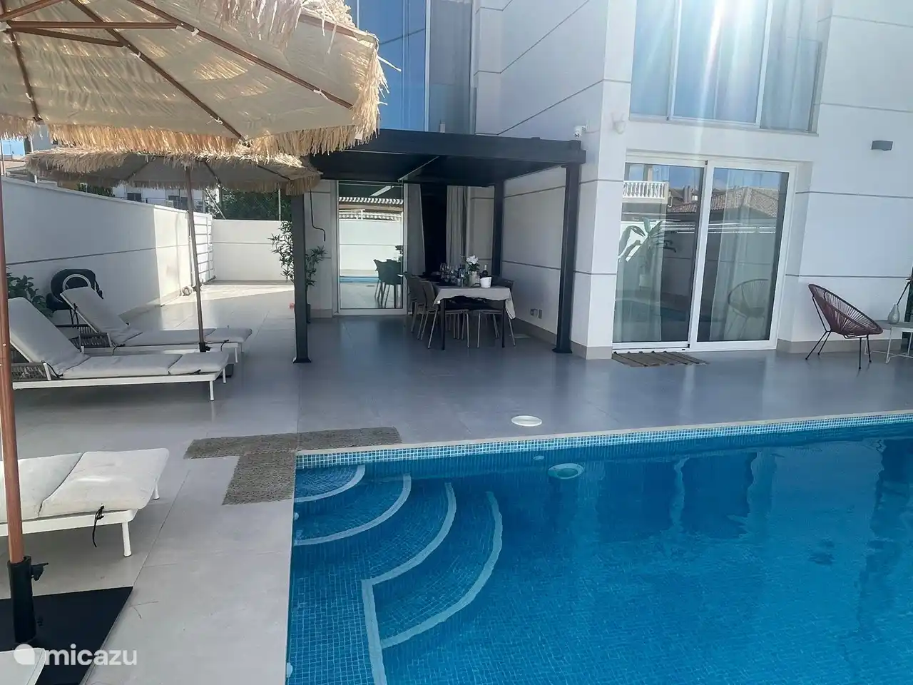 Belle vue sur la maison et la pergola (le haut de la pergola peut être réglé manuellement, pour avoir du soleil ou de l'ombre)