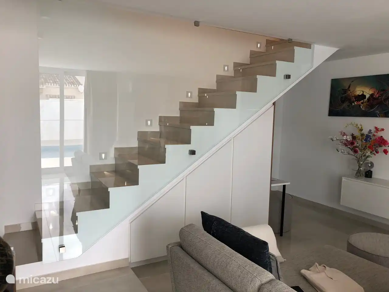 Bel escalier menant au premier étage avec éclairage