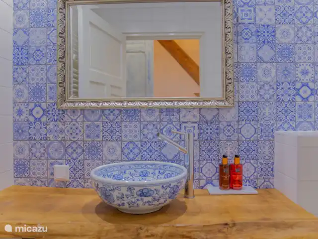 La Herenboerderij | Pays-Bas, Drenthe, Deuxième Exloërmond - ferme Salle de bain bleue appartenant à la chambre « lit boîte bleue »