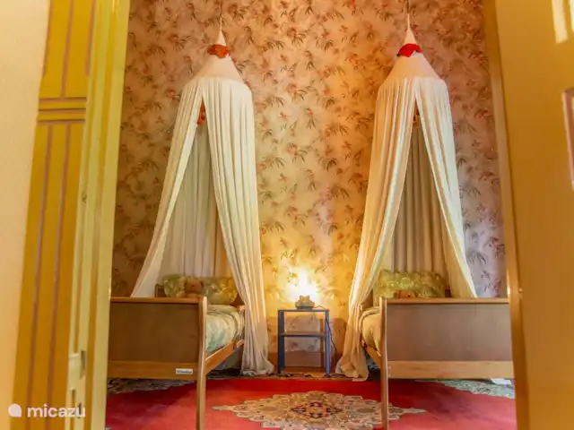 La Herenboerderij | Pays-Bas, Drenthe, Deuxième Exloërmond - ferme La chambre à l'étage avec deux lits bébé