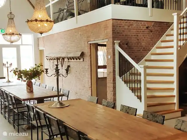 La Herenboerderij | Pays-Bas, Drenthe, Deuxième Exloërmond - ferme Table à manger à l'arrière de la ferme avec vue sur les prairies