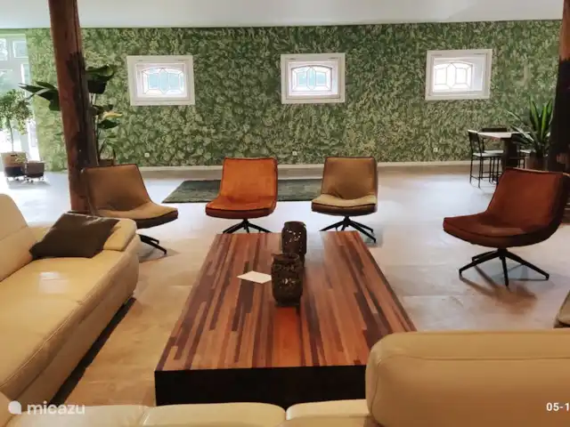 La Herenboerderij | Pays-Bas, Drenthe, Deuxième Exloërmond - ferme Coin salon à l'arrière avec vue sur les prairies