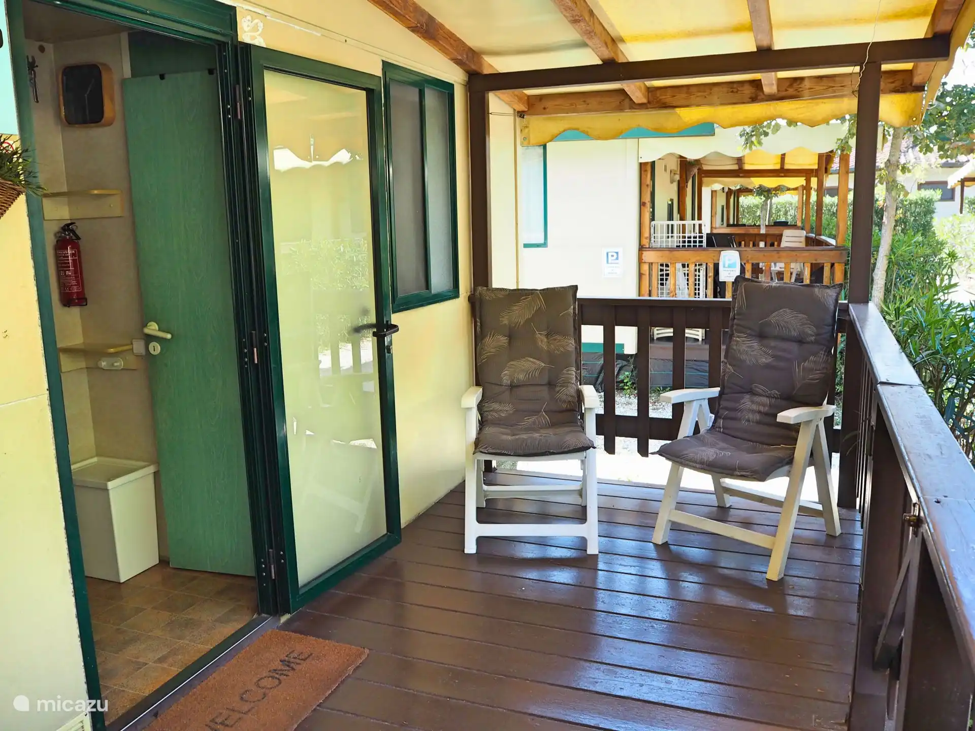 Sitzecke auf überdachter Veranda