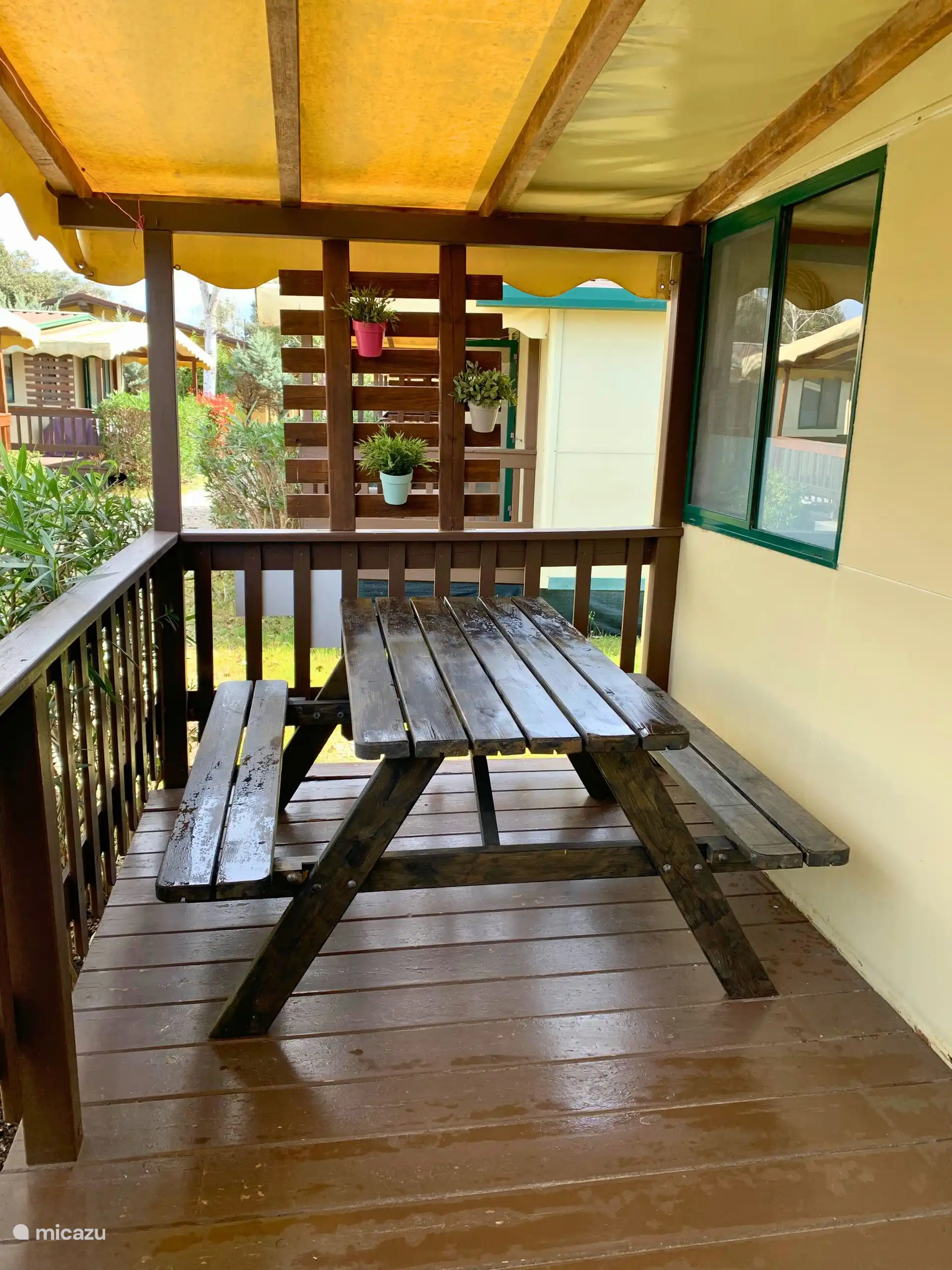 Veranda mit Picknicktisch