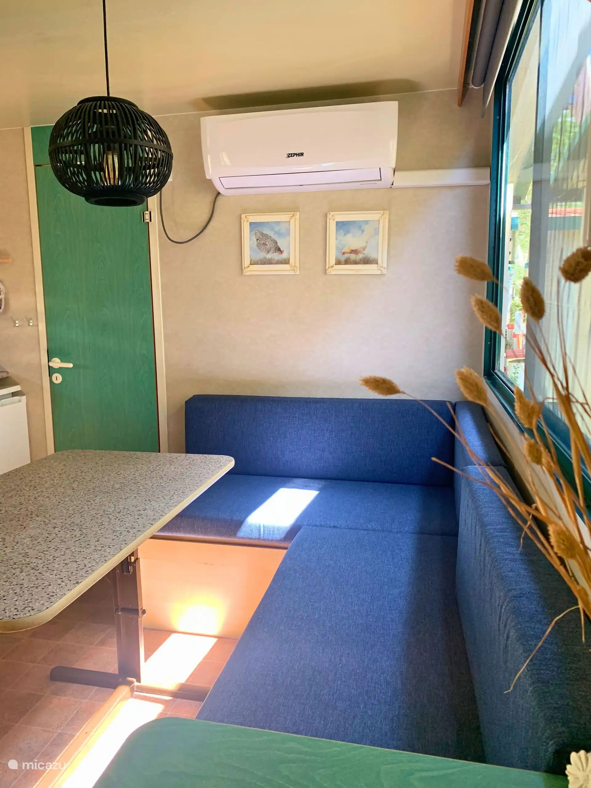 Ecksofa in der Sitzecke