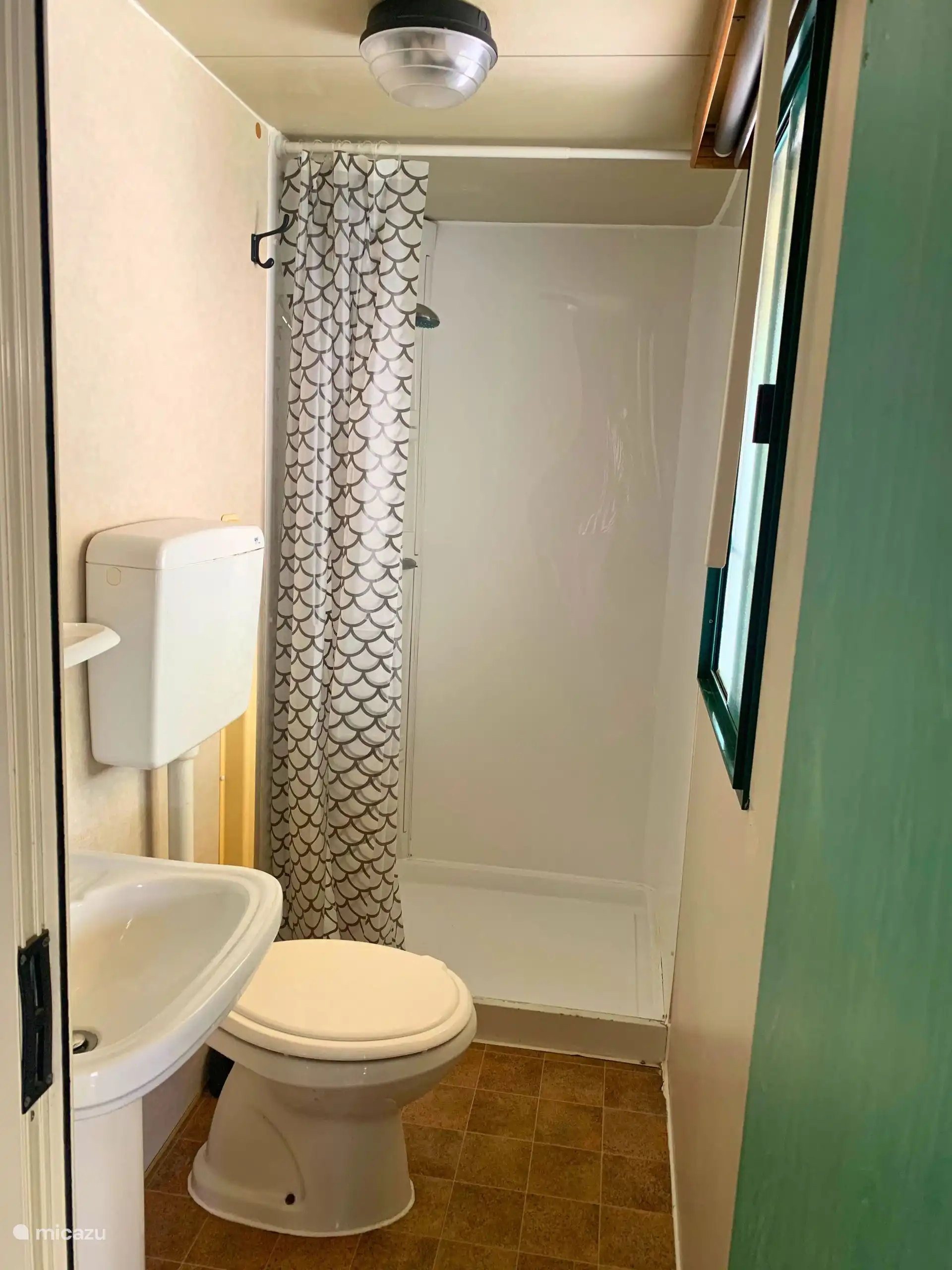 Badezimmer mit Dusche