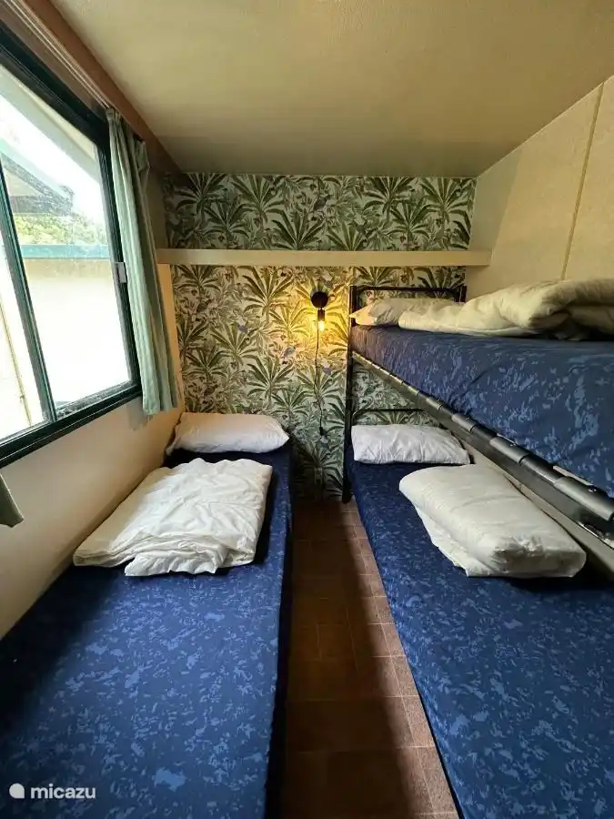 Schlafzimmer mit Etagenbett und Einzelbett.