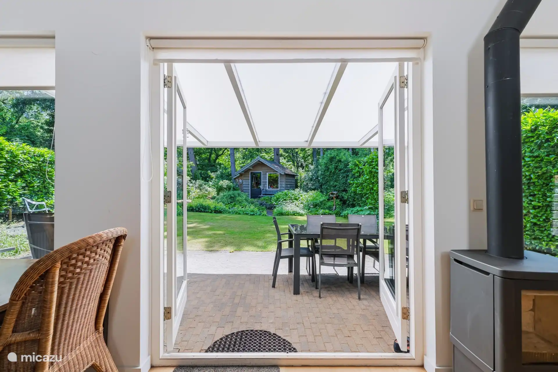 Openslaande deuren naar het terras en de omheinde tuin