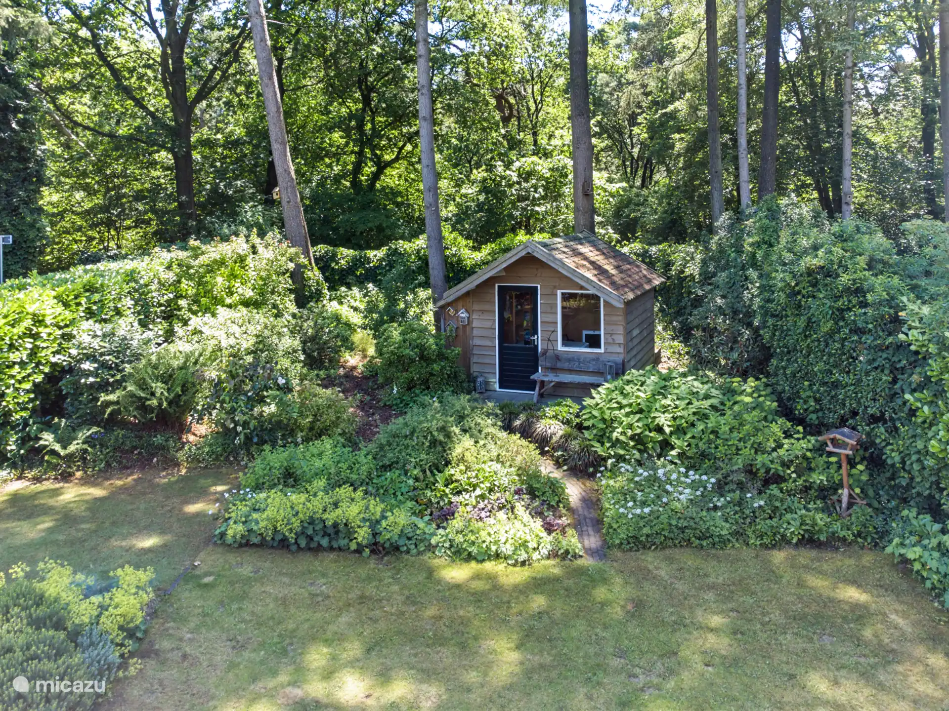 De gezellig tuin met tuinhuis