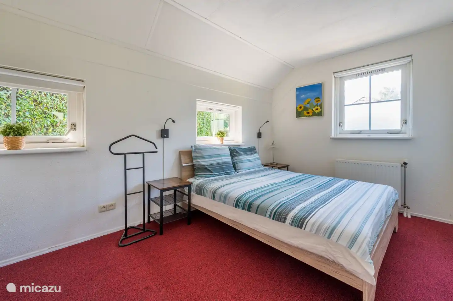 Das große Schlafzimmer mit einem Doppelbett (160cmx200cm)