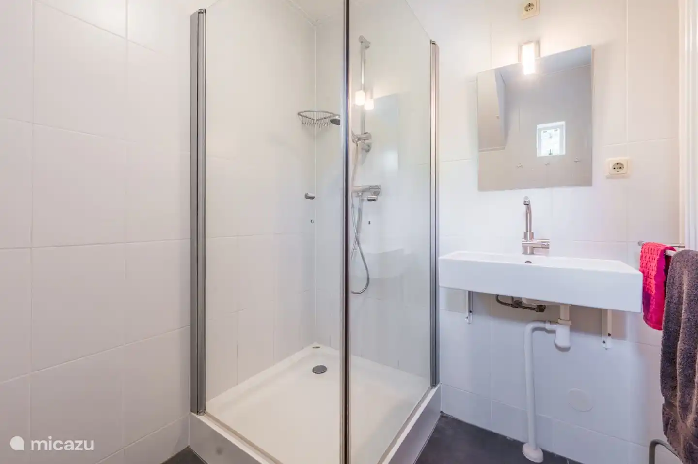 Badezimmer mit Dusche und Waschbecken