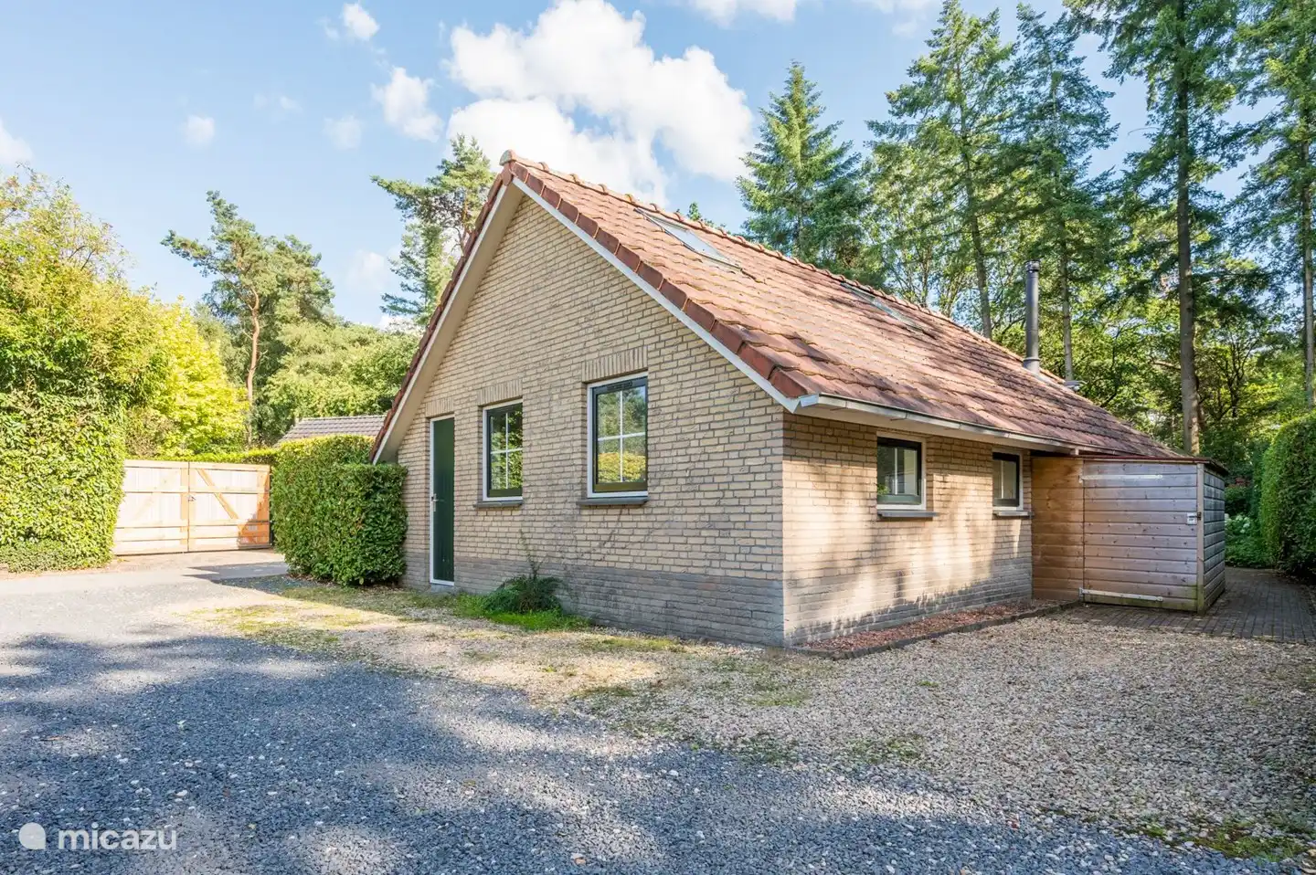 Hinten und Parkplatz