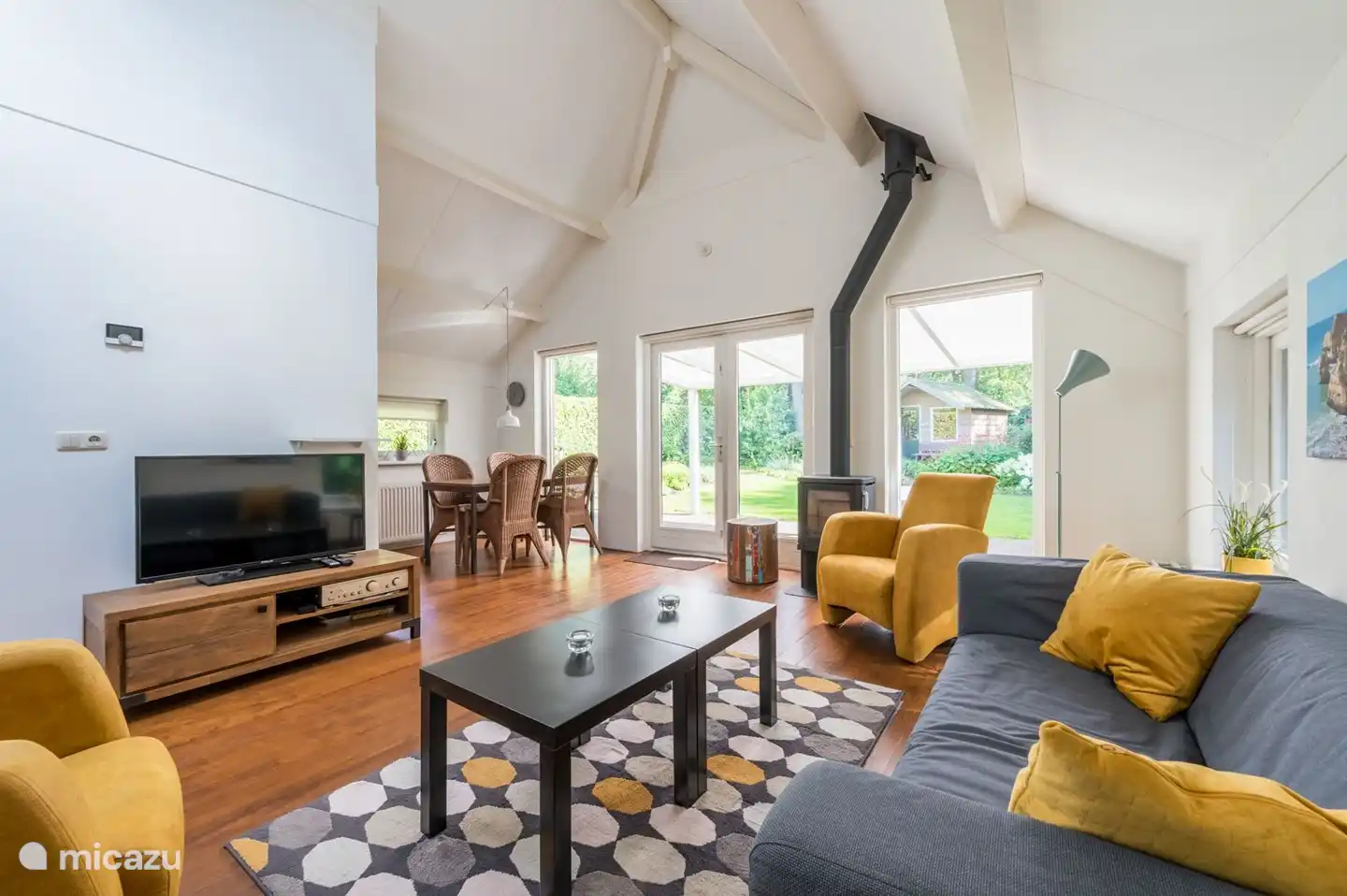 Das gemütliche Wohnzimmer mit Holzofen